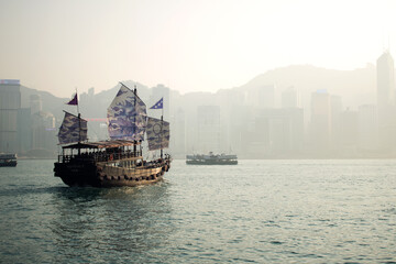 Obraz premium Junk ship at city harbour
