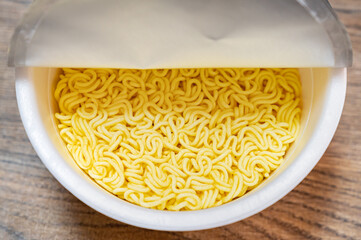 即席カップ麺の写真。インスタント食品のイメージ。
