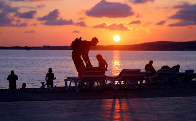 Fototapeta na wymiar Beautiful sunset photo on the sea with families
