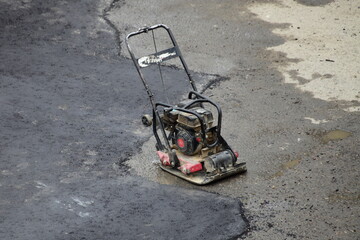 Obraz premium Manual motor asphalt rammer, asphalting by the pit method