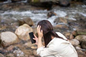 遭難　助けを求める女性　山で遭難する女性　山岳遭難する女性