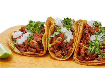 Tacos al pastor, tradicional comida mexicana, con cebolla, cilantro, piña, salsa roja o guacamole. - obrazy, fototapety, plakaty