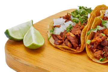 Tacos al pastor, tradicional comida mexicana, con cebolla, cilantro, piña, salsa roja o guacamole.