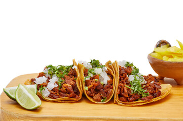 Tacos al pastor, tradicional comida mexicana, con cebolla, cilantro, piña, salsa roja o guacamole.