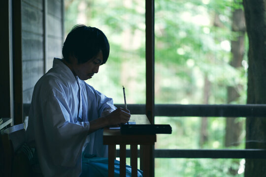 御朱印を書く神主