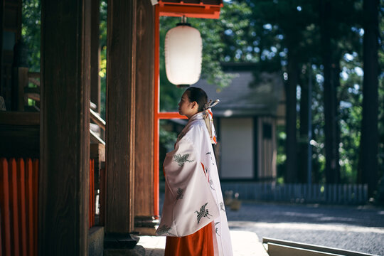 お参りをする巫女