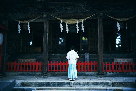 神殿にお参りする神主