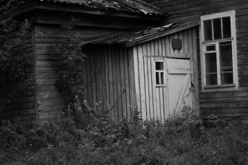 Fototapeta na wymiar old wooden building in black and white