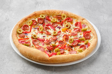 Small size pizza with thin sausage, bell pepper, olives