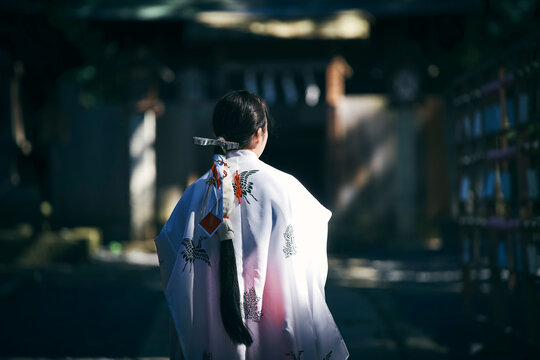 巫女さんの後ろ姿