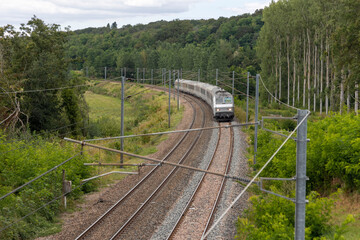 train sur chemin de fer dans un virage © Sophie Animes