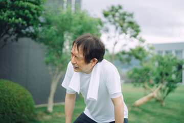 トレーニングする中高年男性（疲労・息切れ）
