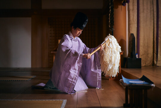 お祓いをする神主
