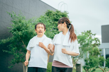 運動をする中高年
