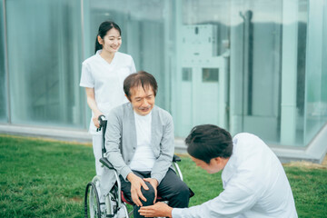 膝の怪我をした患者と医療スタッフ（3人）
