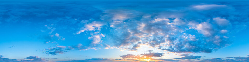 Nahtloses Panorama mit blauem Abendhimmel 360-Grad-Ansicht mit schönen Wolken, untergehender Sonne...