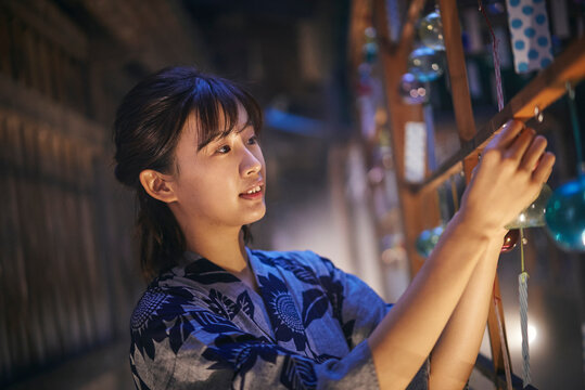 縁結びの風鈴と浴衣を着た女性