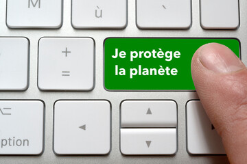 Un homme appui sur la touche de son clavier je protège ma planète