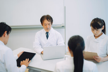 医療カンファレンス（4人）
