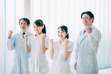 中高年の医療スタッフ（医師・看護師・4人）
