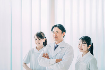 中高年の医療スタッフ（医師・看護師・3人）
