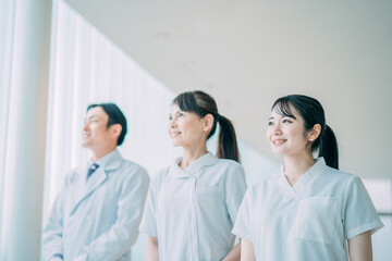 中高年の医療スタッフ（医師・看護師・3人）
