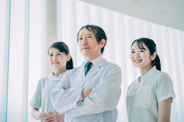 Fototapeta premium 中高年の医療スタッフ（医師・看護師・3人） 