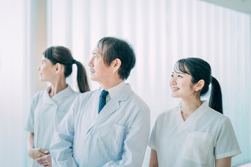 中高年の医療スタッフ（医師・看護師・3人）
