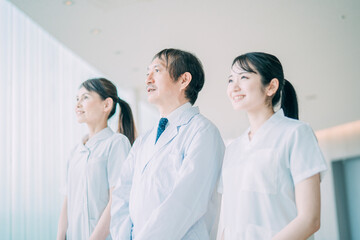 中高年の医療スタッフ（医師・看護師・3人）
