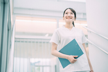 病院で働く医療スタッフ
