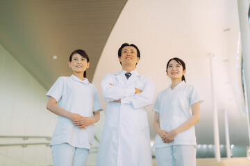 病院で働く医者と看護師（3人）
