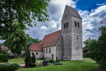 Fototapeta na wymiar Kirchhof und denkmalgeschützte Dorfkirche Blankensee, Ansicht von Nordwesten
