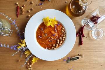 Zuppa di zucca e ceci croccanti