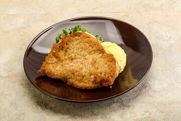 Crispy chicken schnitzel with mashed potato