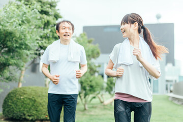 運動をする中高年
