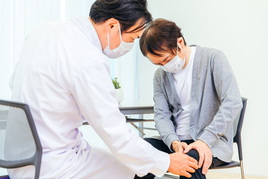 診察する男性医師（整形外科・足）
