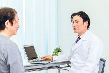 Obraz premium 診察する男性医師 