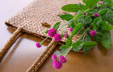 千日紅と籠バッグ
