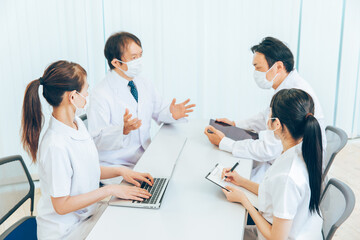 Fototapeta premium 医療現場・カンファレンス（マスク姿） 