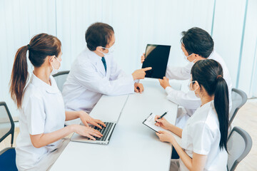 Obraz premium 医療現場・カンファレンス（マスク・タブレットPC・画面） 