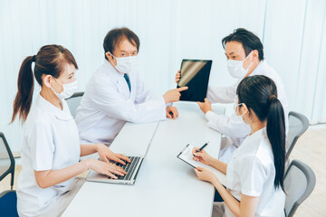 Fototapeta premium 医療現場・カンファレンス（マスク・タブレットPC・画面） 