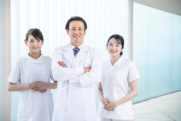 病院にいる医療スタッフ（3人）
