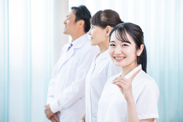 Fototapeta premium 病院にいる医療スタッフ（横顔・3人） 