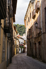 Fototapeta premium Calle estrecha de Villafranca del Bierzo, Castilla y León, España
