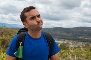 Chico jóven realizando el camino de Santiago en España