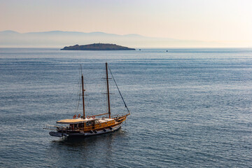 Fototapeta na wymiar Sailing yacht in a sea