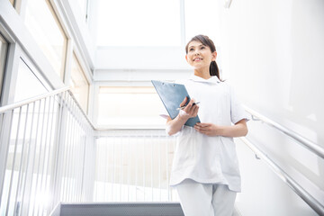 病院で働く中高年の女性
