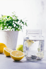 Chia Wasser mit Zitrone