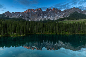 Sommermorgen am Karersee vor dem Latemar, Dolomiten, Südtirol