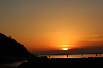 光り輝く日本の瀬戸内海の夕日と海